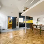 Atelier Central 7 / Stylish, Bright, Quiet
