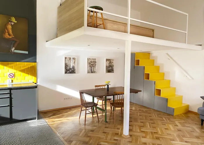 Atelier Central 7 / Stylish, Bright, Quiet