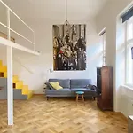 Atelier Central 7 / Stylish, Bright, Quiet