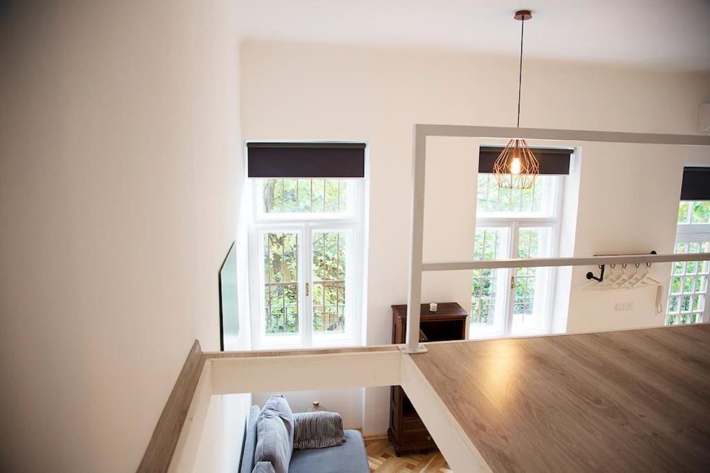 Atelier 7 / Stylish, Bright, Quiet