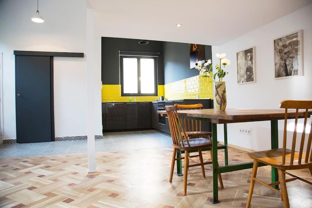 Apartment Atelier 7 / Stylish, Bright, Quiet Budapest