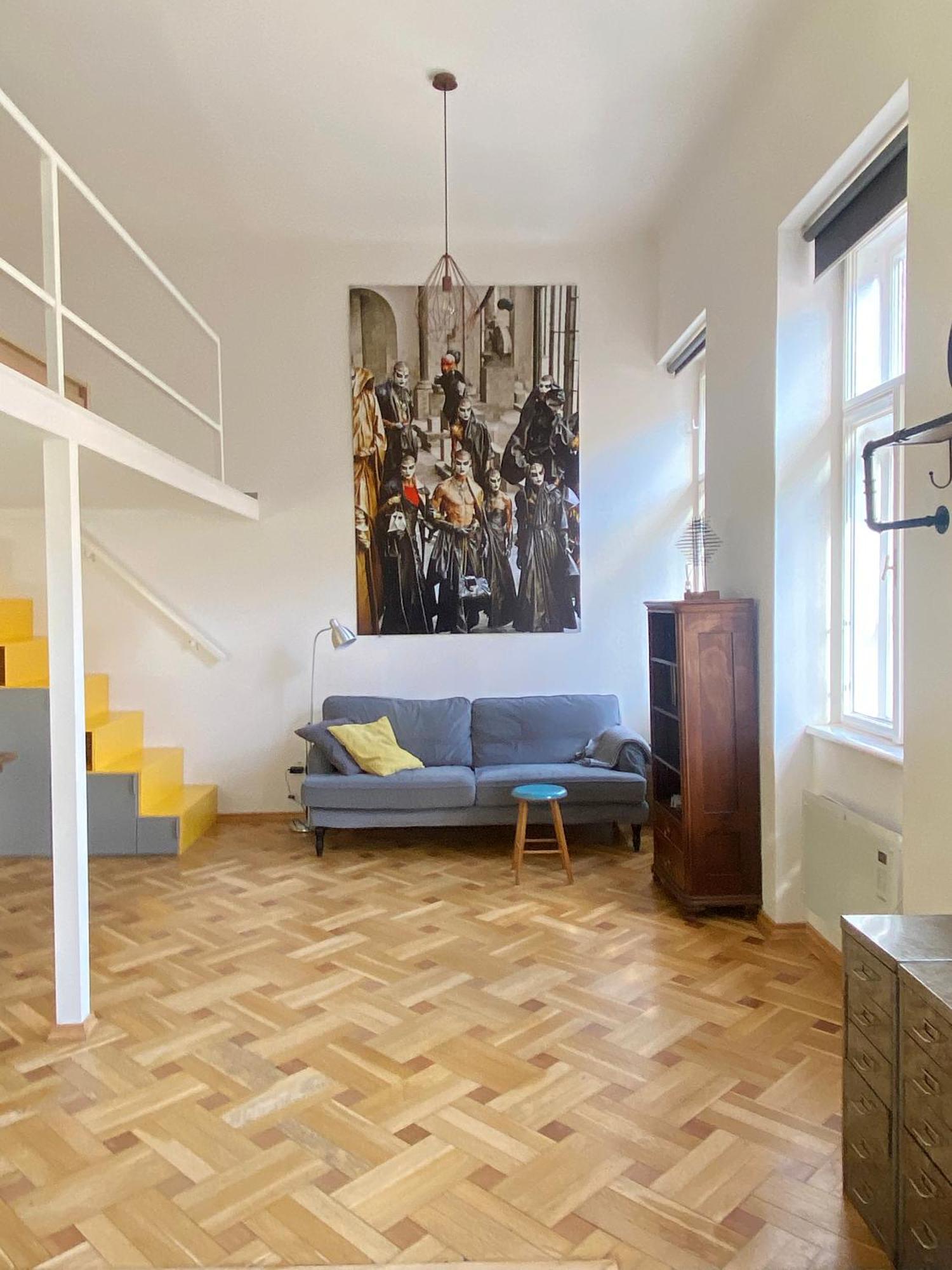 Atelier 7 / Stylish, Bright, Quiet